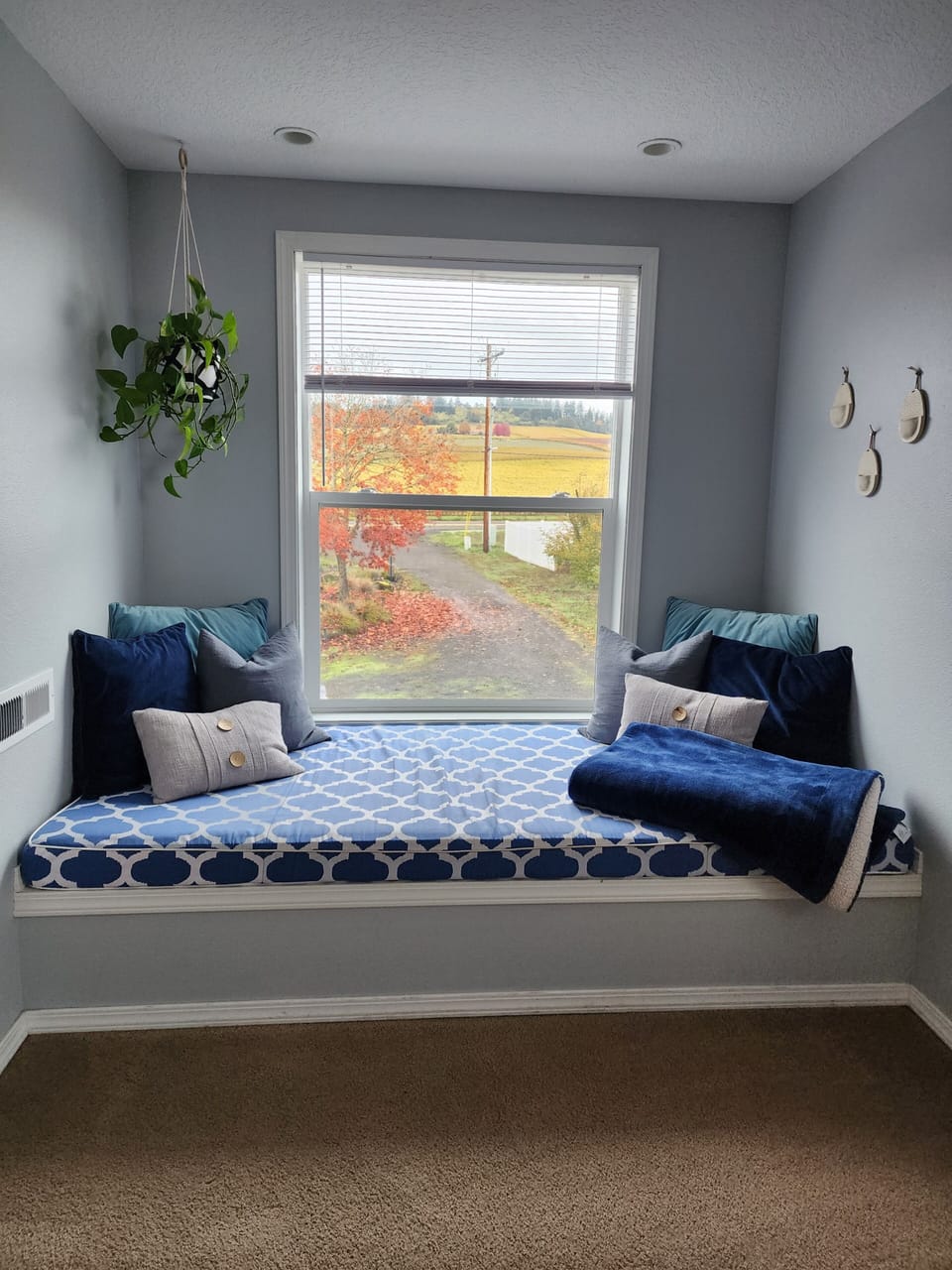 Window seat with Vineyard Views in living room area