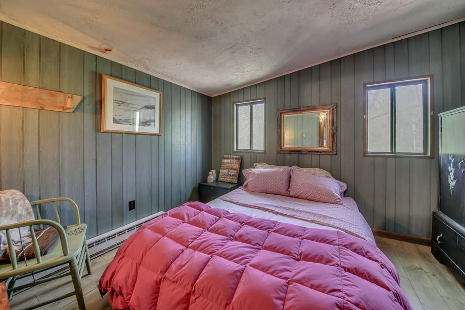 upper Level  right bedroom(queen)