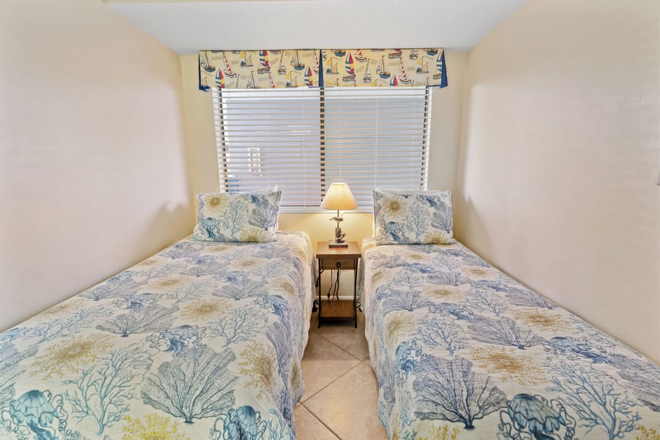 2nd bedroom w/2 twins