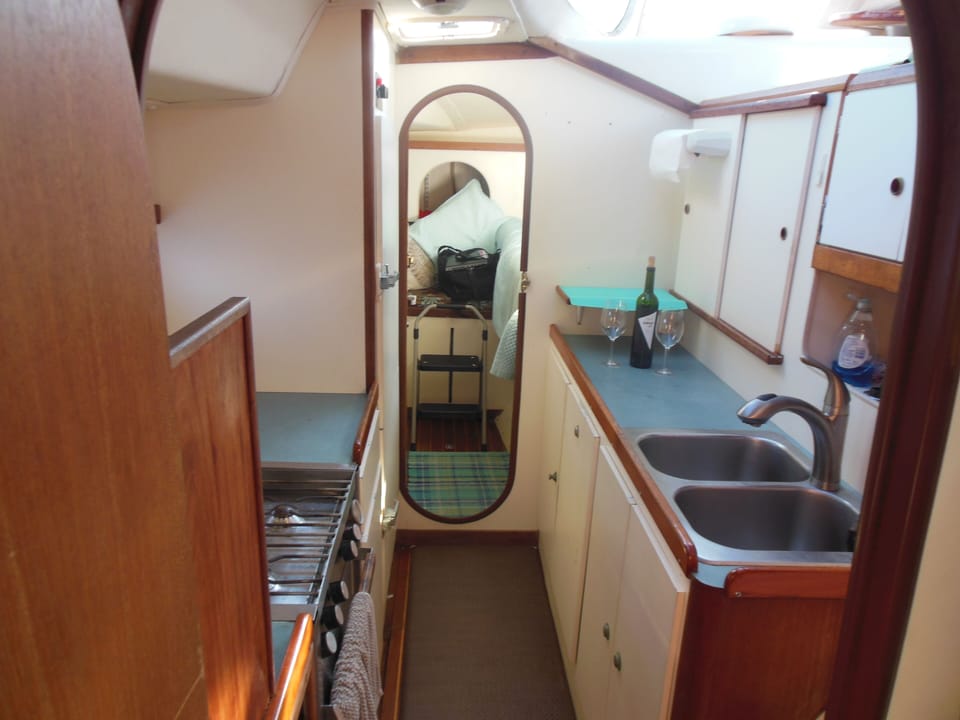 Full galley with all the amenities. 