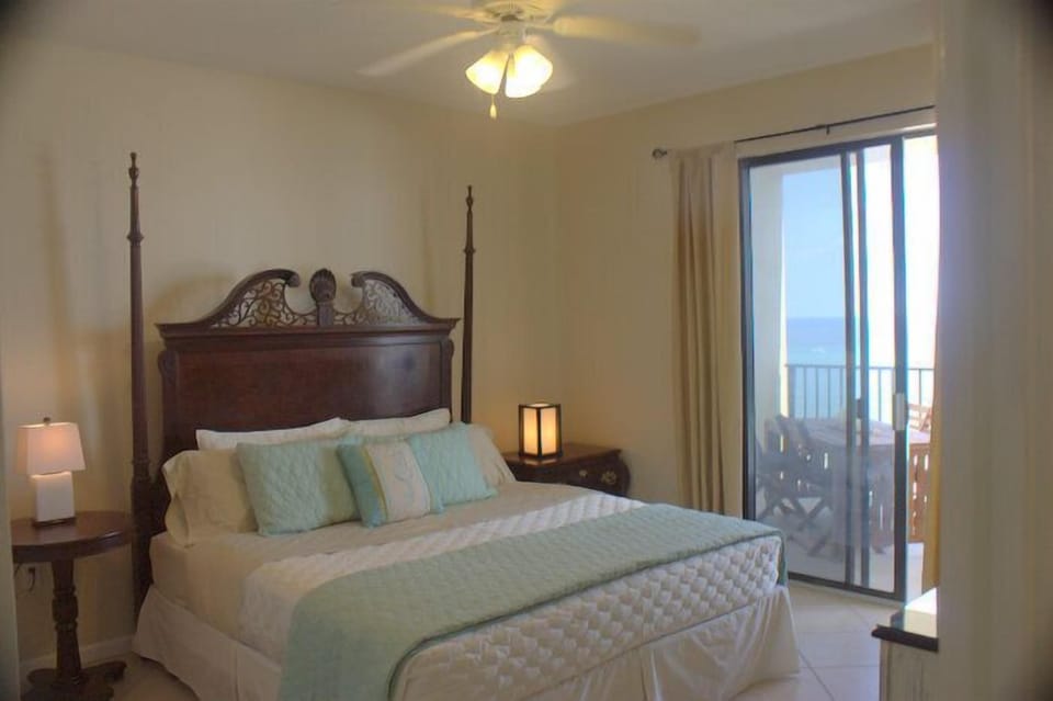 Master Bedroom with King sized Bed, 40' Flatscreen 'Smart' TV, Private Bath.