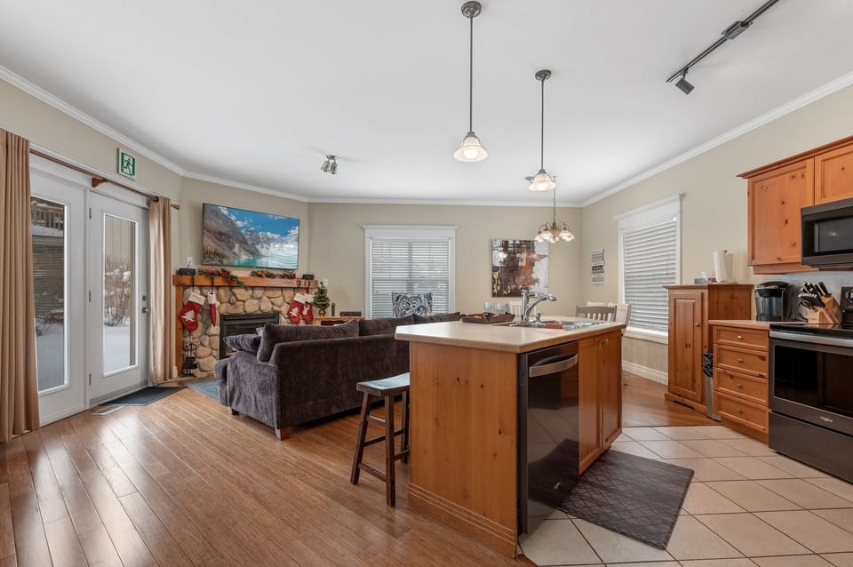 Open concept living room and kitchen !