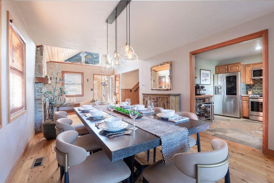 Spacious Dining Area
