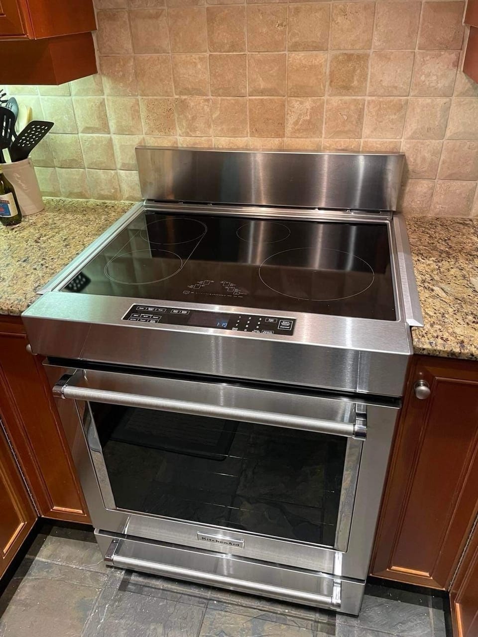New induction cooktop & electric oven (2024). Simple to use with instructions.