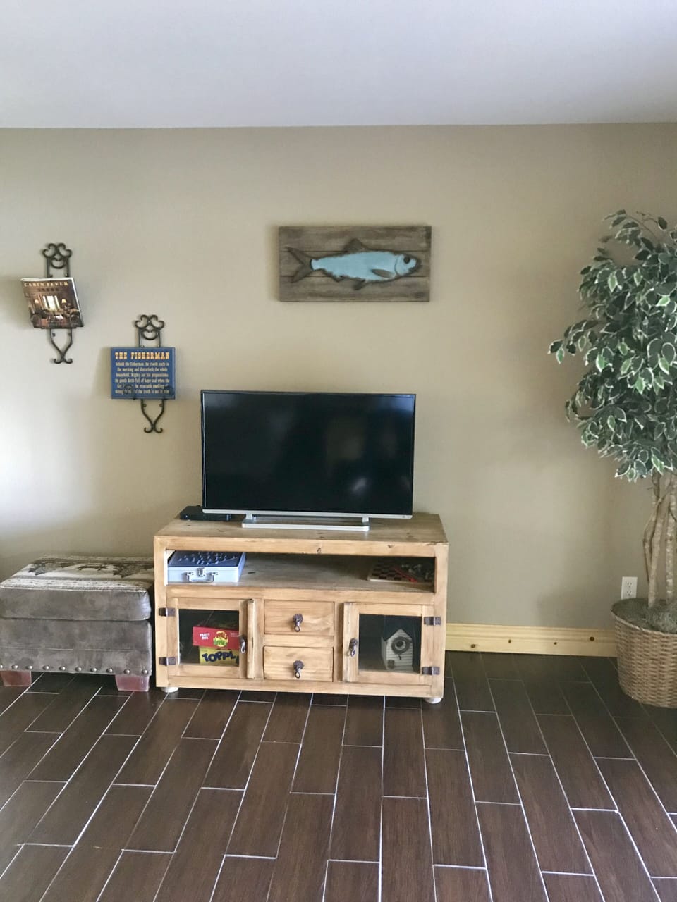 Upper family room tv &games