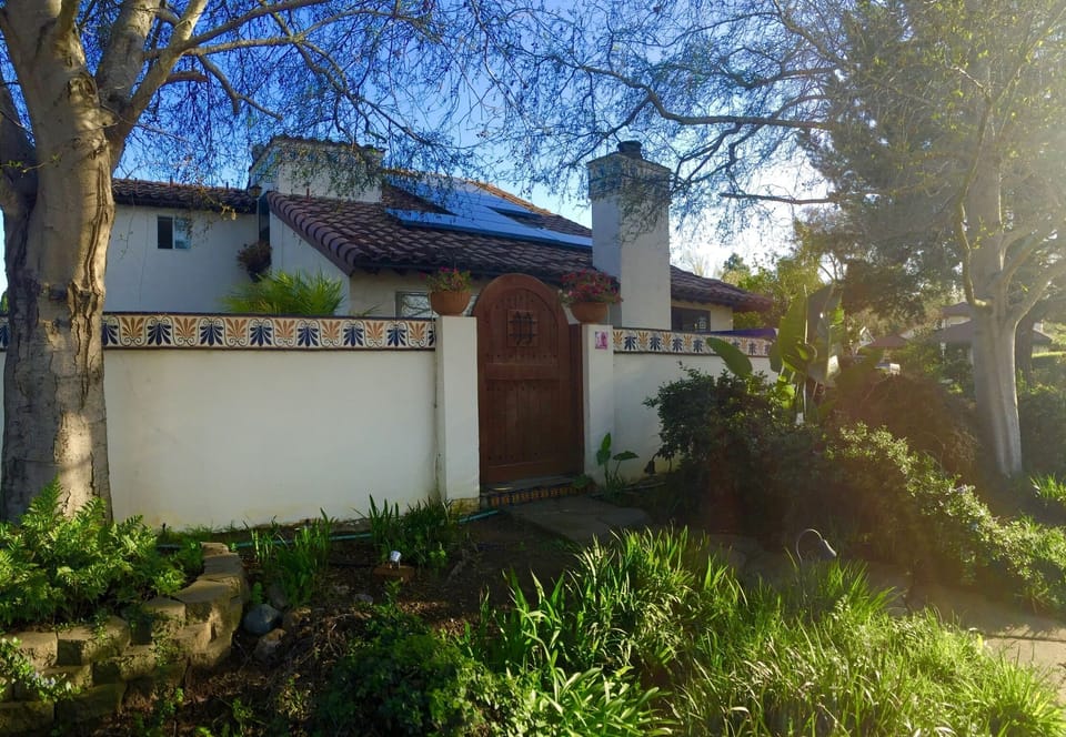 Side gate entrance to backyard from street.