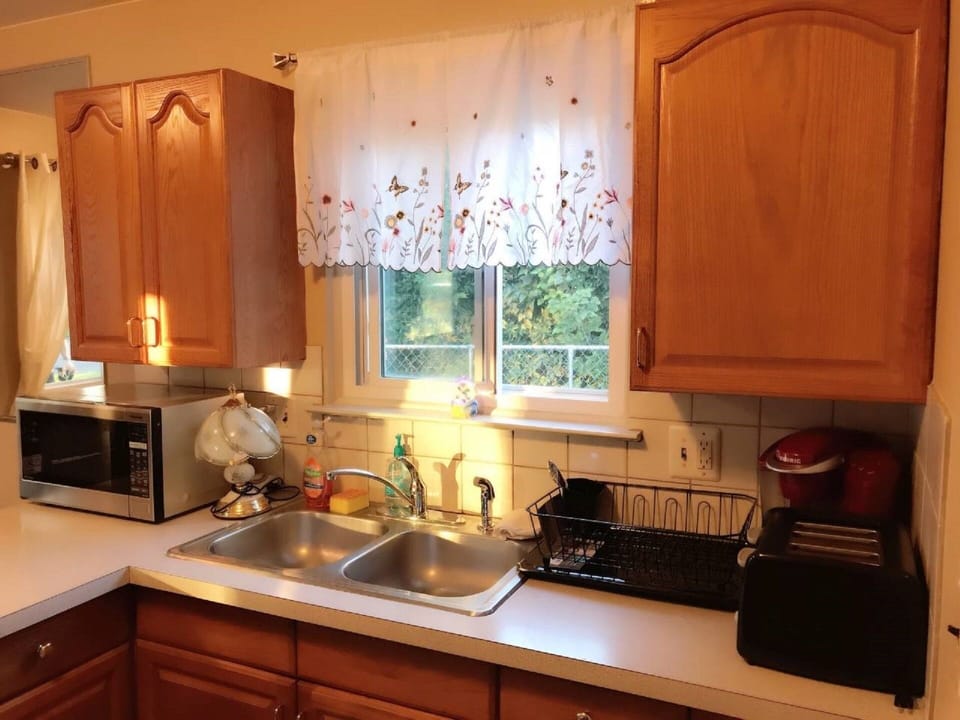 Nice kitchen with new Stainless Steel Samsung refrigerator, New stainless steel Whirlpool range and oven, two coffee makers ( one for ground coffee, another for kcup coffee), blender, toaster, kettle, microwave and kitchen wares