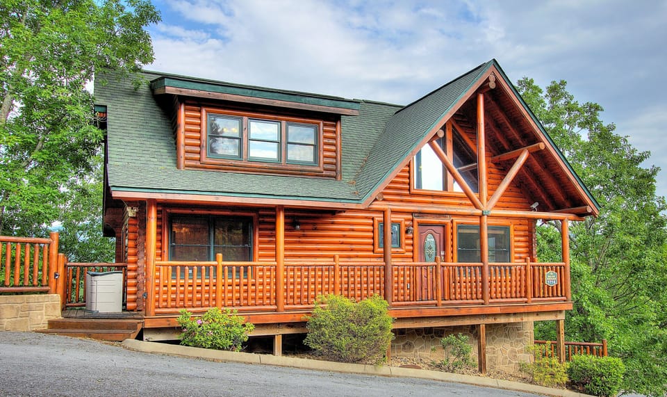 Easy drive and parking for 4 to 5 cars in front perpendicular to the cabin