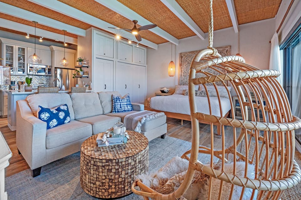 Studio with full kitchen - Watch Maui’s famous sunsets paint the sky from the comfort of your oceanfront retreat.
