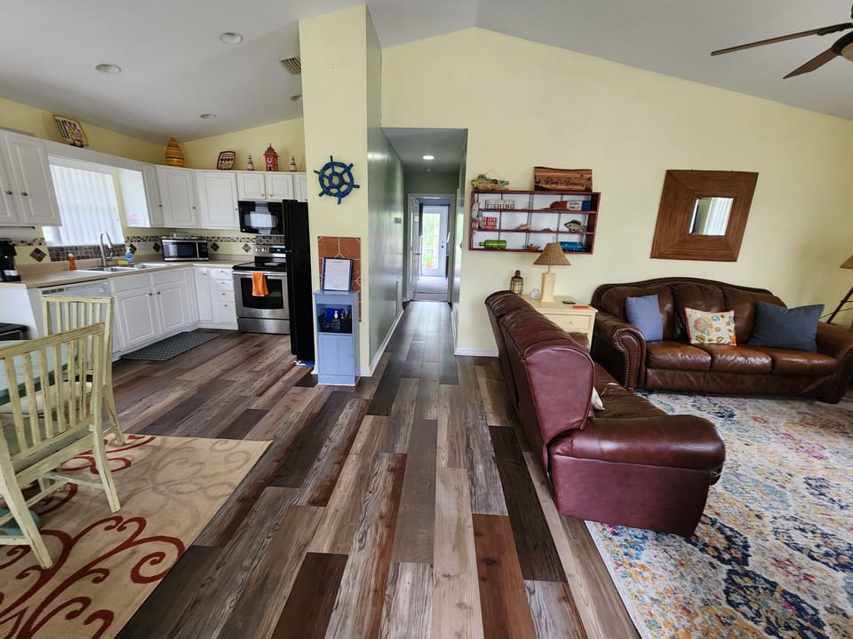 Entrance with open plan.