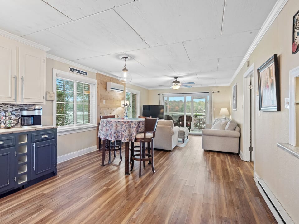 Living/kitchen combo