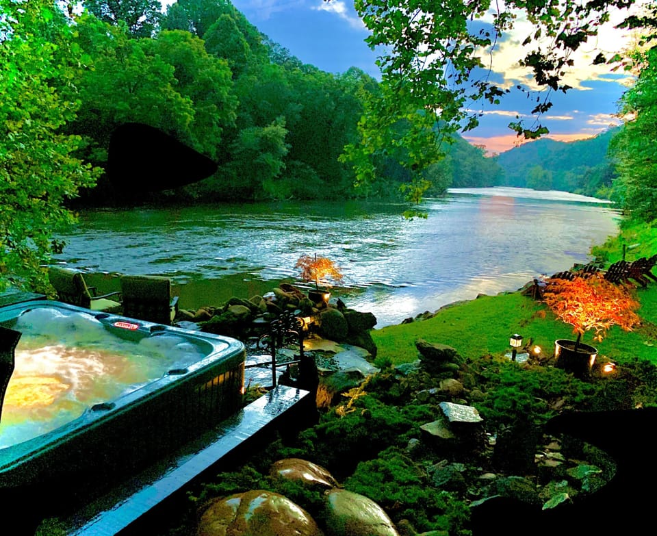 Romantic/ Private HOT TUB  - 
ALL season-magnificent view, sunset on river. 