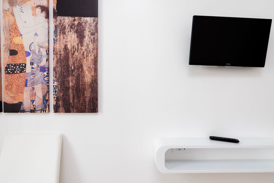 each bedroom has a tv (2nd bedroom)