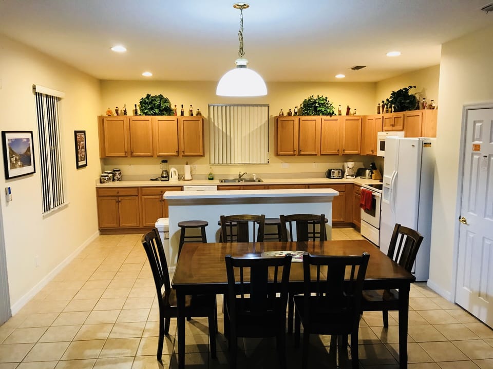 Kitchen 8 seat table, 4 seat breakfast bar, endless granite countertops & pantry
