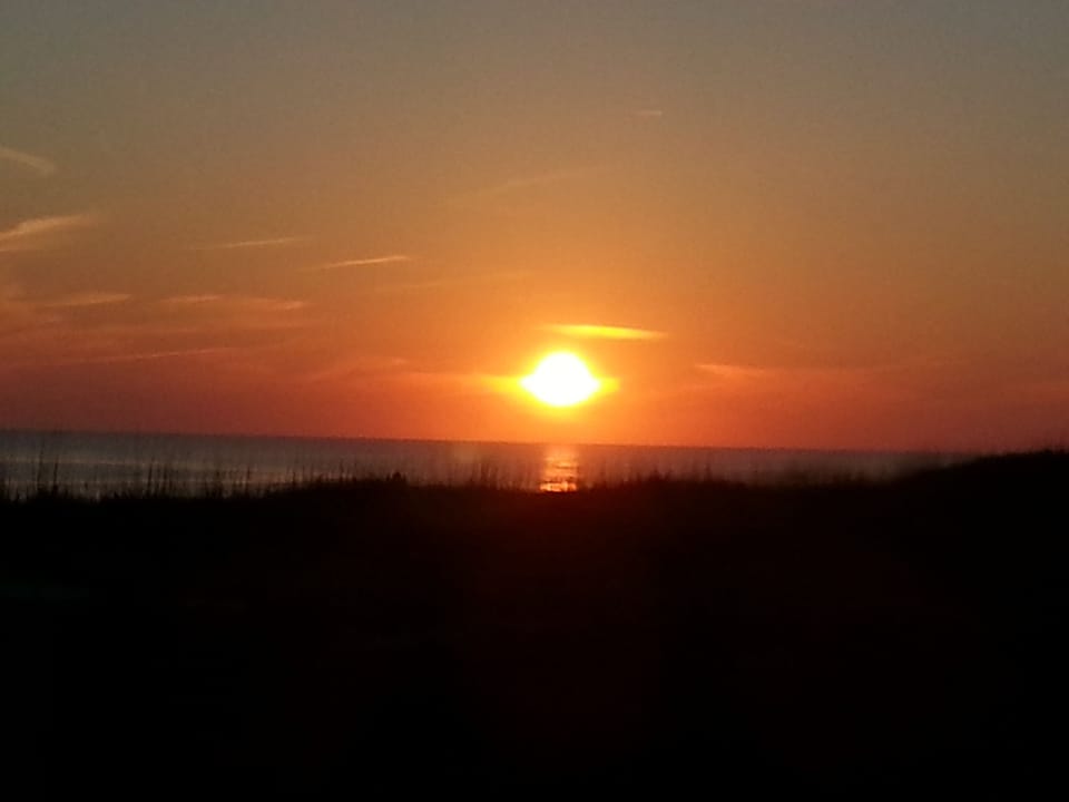 East/West orientation gives spectacular SUNRISE and Sunsets.