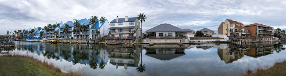 Two minutes to Schlitterbahn, see pic far left and 5 minutes to the beach! 