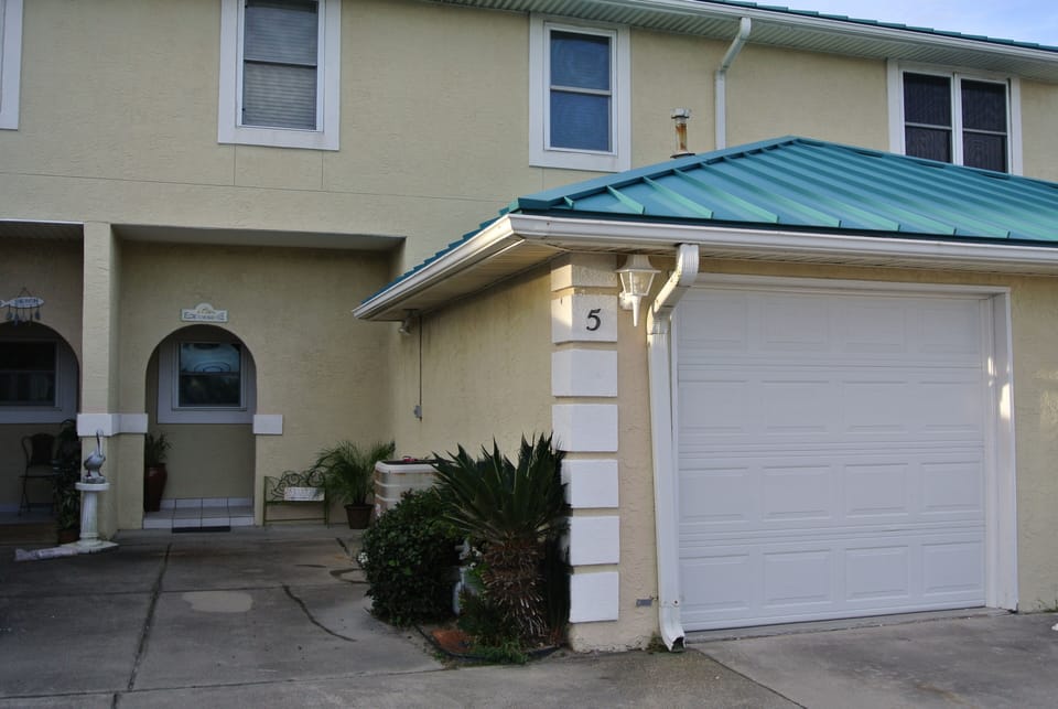 Private entrance with 1-car garage