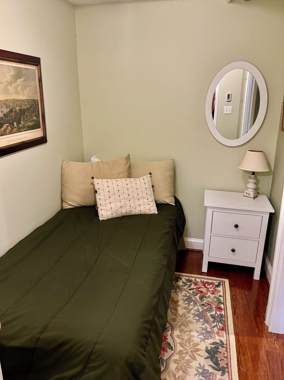 Second bedroom w/twin bed - fresh linens pillows & blankets provided. 