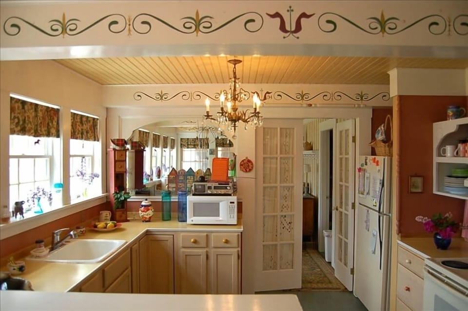 adorable and well stocked kitchen