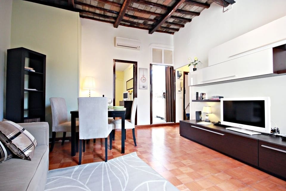 Living room, looking at bedroom ( left ) and kitchen ( right ) 