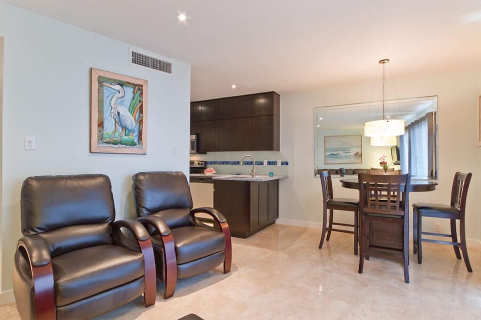 24' faux travertine tiles & comfy leather chairs