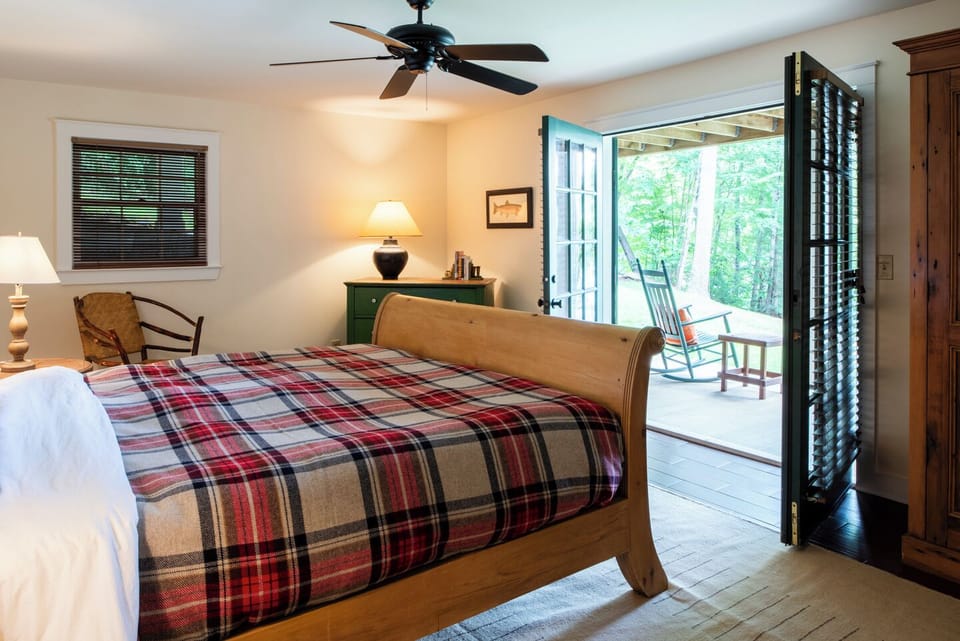 Downstairs primary has king-size bed and en-suite bath with tub. Lake views
