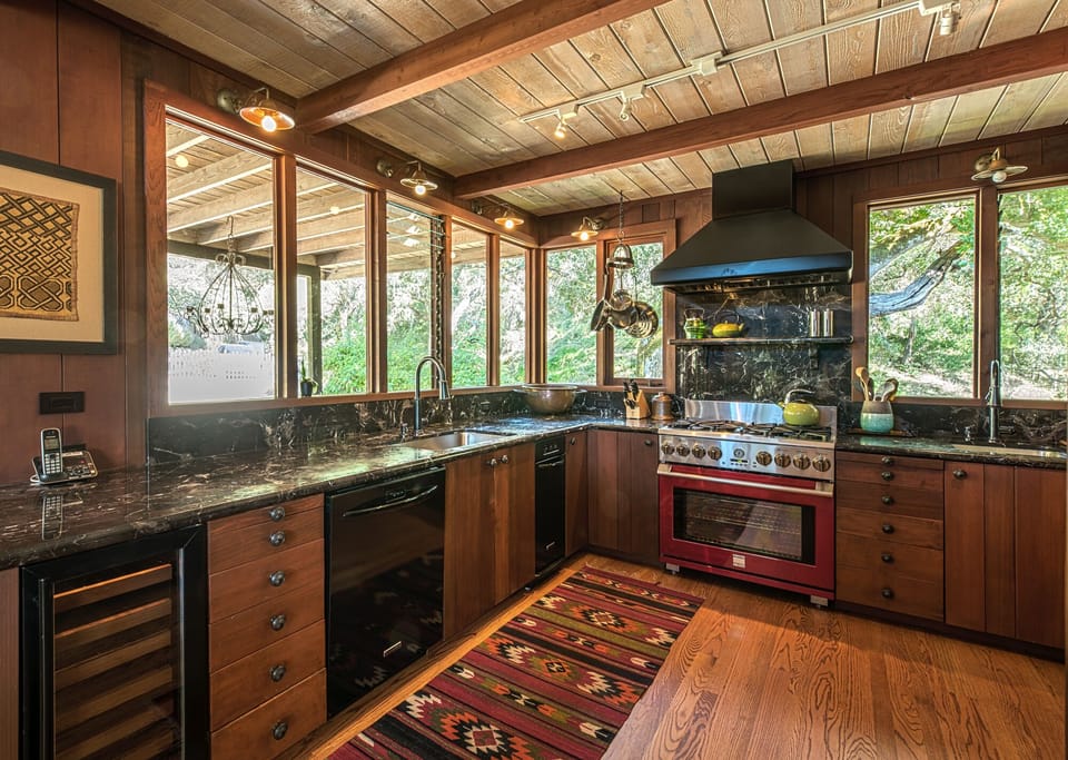 The gourmet kitchen is a delight for serious cooks! Six-burner dual-fuel range.