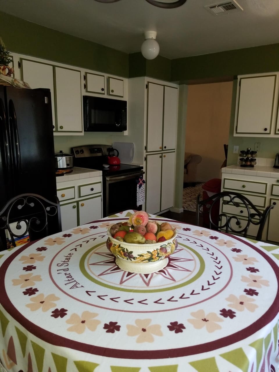 Kitchen (alternate view)