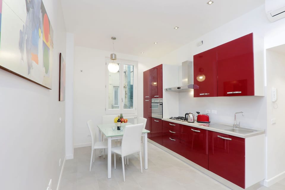 Rome Colosseum Apartment the kitchen table is expandable it can welcome up to 8
