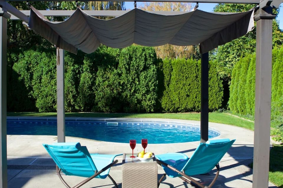 Enjoy wine together under the shade of the cabana