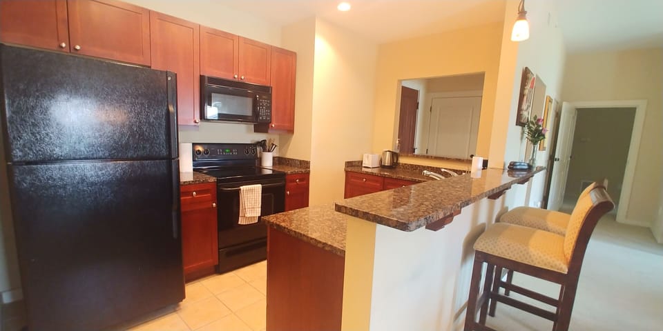 Full kitchen and bar