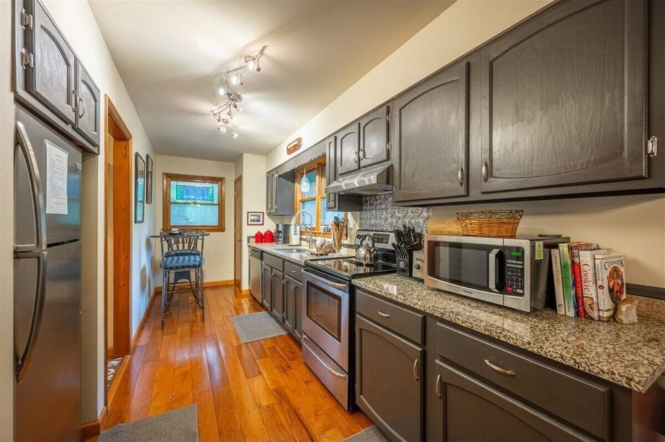 Fully equipped kitchen, nicely updated 
