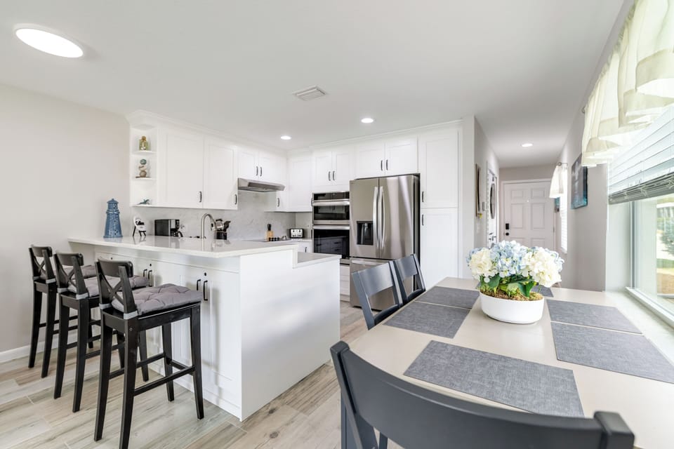 Breakfast Bar, Kitchen Table & Built in Appliances. Plenty of Storage w/Pantry