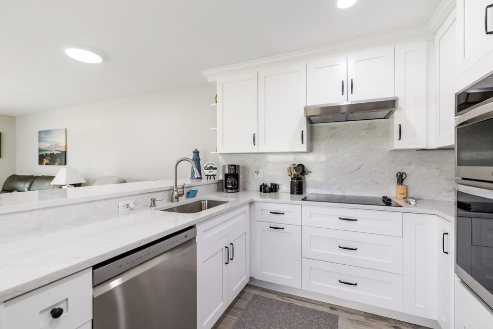 Breakfast Bar, Kitchen Table & Built in Appliances. Plenty of Storage w/Pantry