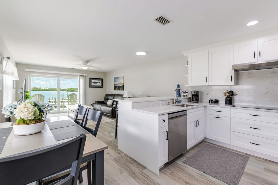 Breakfast Bar, Kitchen Table & Built in Appliances. Plenty of Storage w/Pantry