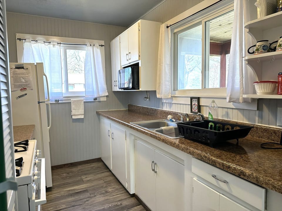 Large kitchen with great counter space :)