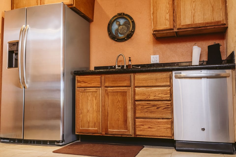 Stanless steel appliances/Bar area with separate sink
