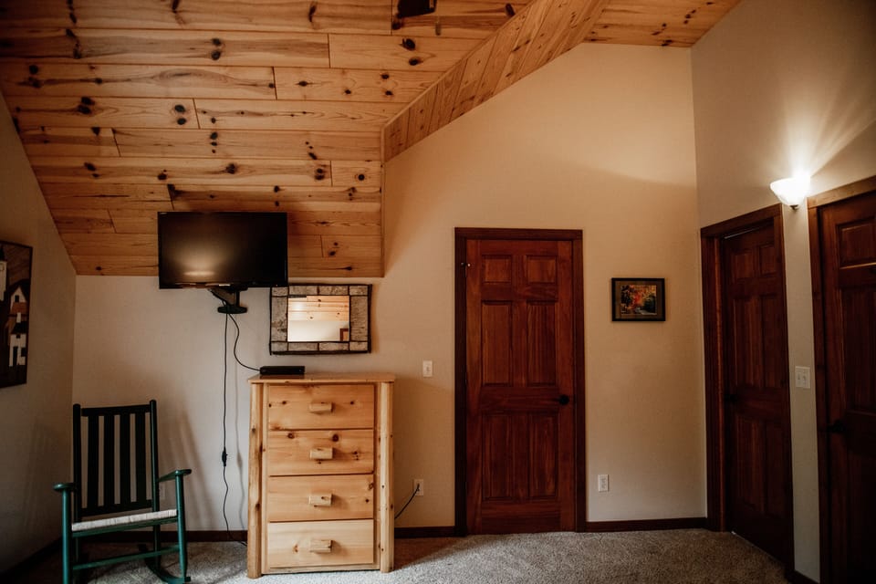 TV w/cable in the master