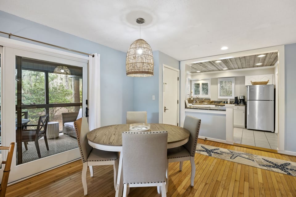 Dining Area with Table Seating for 6