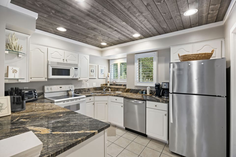 Modern Full Kitchen with Updated Appliances