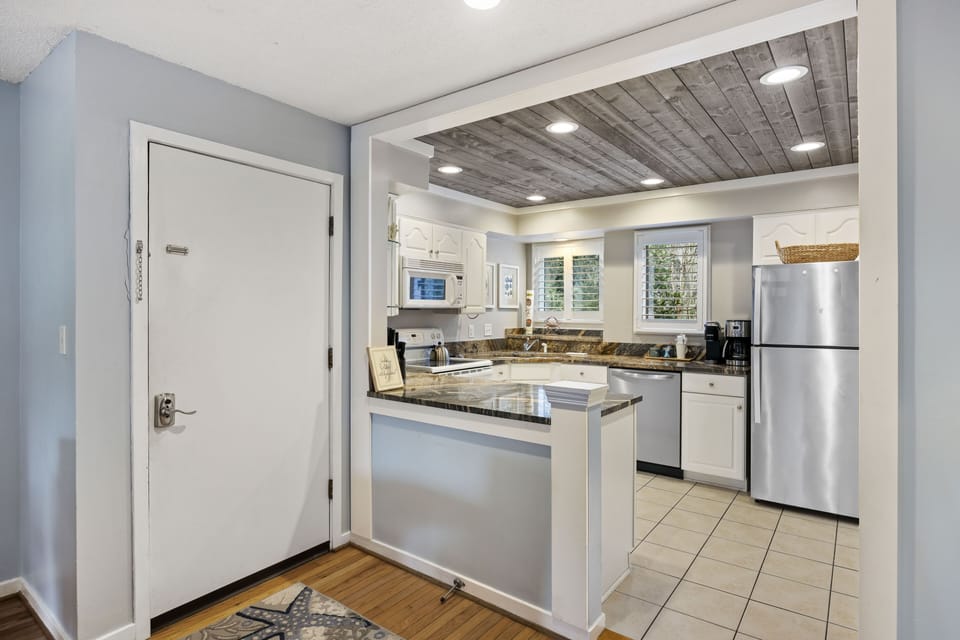 Modern Full Kitchen with Updated Appliances