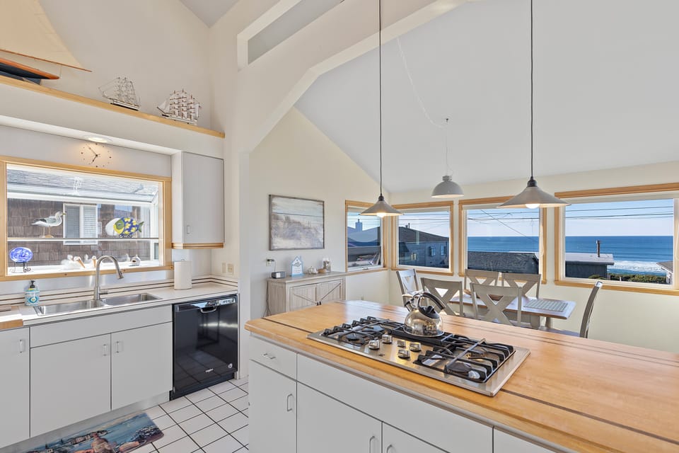 Kitchen with Gas cooktop