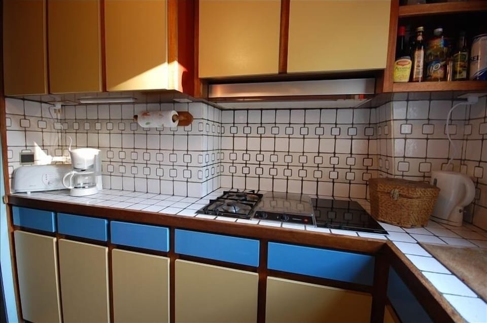2 gaz & 2 electric stoves, grill, extractor, coffe maker, toaster, boiler