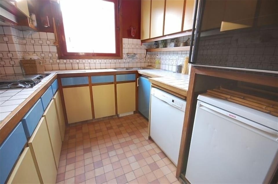 Fully equipped kitchen, dishwasher, freezer, fridge, 2 ovens, microwave