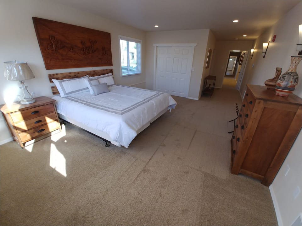 Master Bedroom King Size Bed 