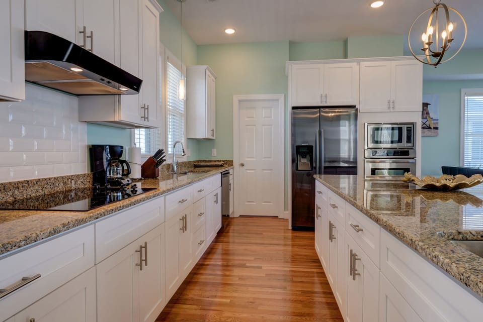Modern, well-equipped kitchen with pantry; almost anything you need is there !