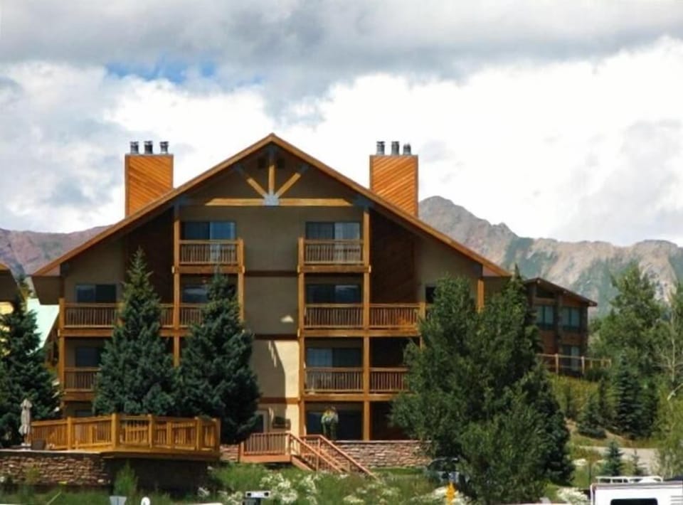 Ponderosa Condominiums: Our unit occupies the 3rd and 4th floor on the right.