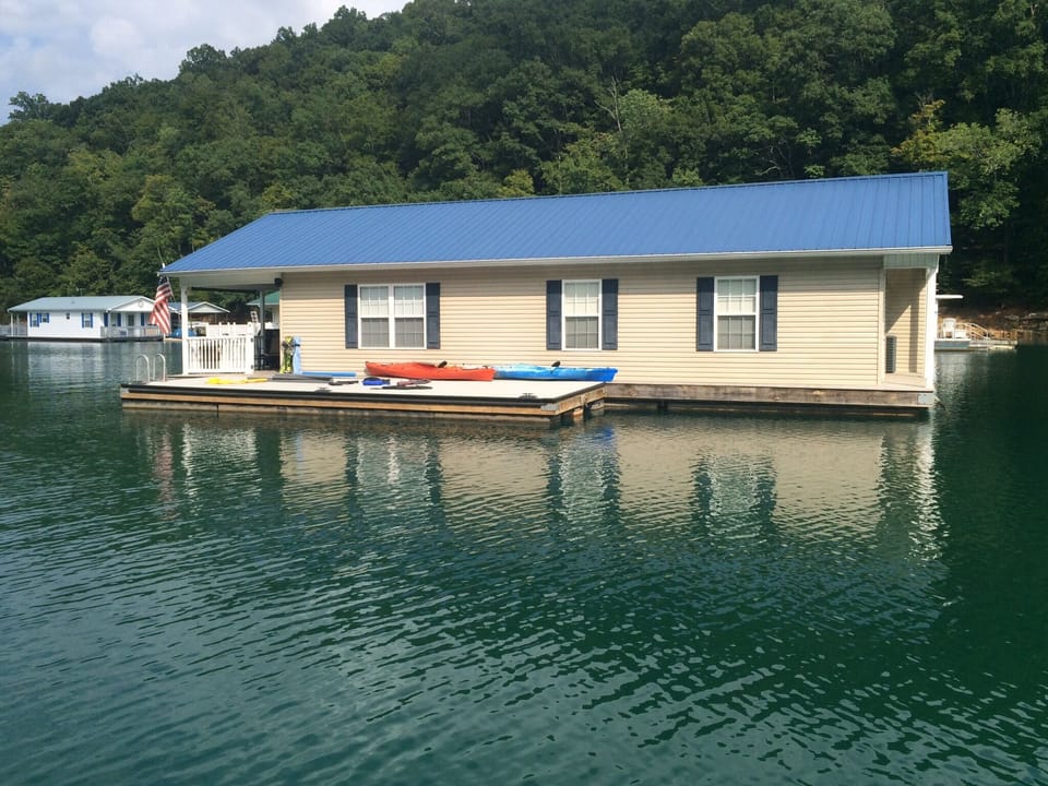 Plenty of room for any boats, seadoos, or other water toys.
