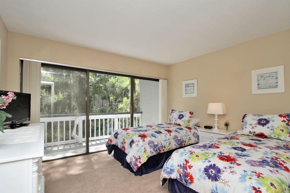 Guest bedroom with oversized twins/king swing