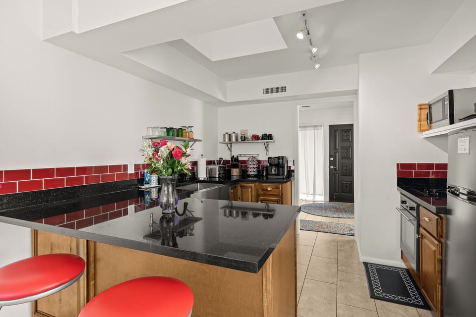 Granite kitchen, stainless, Keurig, full cookware. Cook real meals.